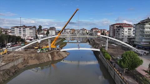 Terme Çayı Üzerinde Çelik Konstrüksiyonlu Yaya Köprüsünün Montajına Başlandı