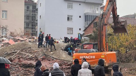 Malatya'da Ağır Hasarlı Bina Yıkılırken İş Makinesinin Üzerine Devrildi