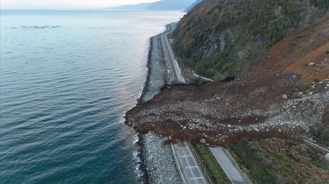 Heyelanın Vurduğu Karadeniz Sahil Yolu'na 100 Bin Ton Toprak Akmış