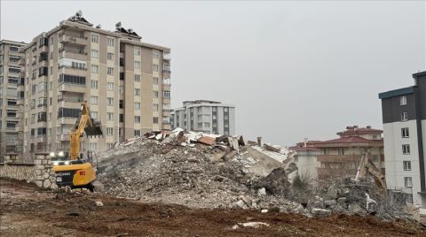 Kahramanmaraş'ta Ağır Hasarlı Binaların Yıkımı Sürüyor