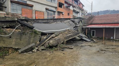 Zonguldak’ta İstinat Duvarı Yıkılan Yol Çöktü