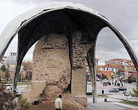 Tarihî Köşkü Değil, Beton Şemsiyeyi Onarın!