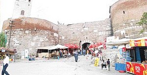 'Kale'nin Sahibi Hem Çok Hem Hiç Yok'