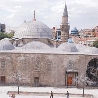 50 Yıllık Ağaçlara Kıyıp Yerine Metal Ağaç Diktiler