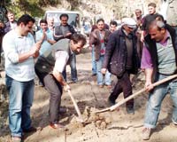 Protesto için Bozuk Yola Patates Ektiler