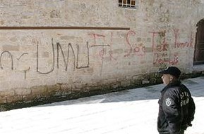 En Korunaklı Tarihi Camiye Boyalı Saldırı