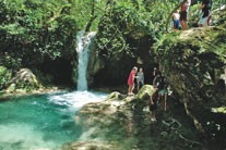 Turistlerin Gözdesi Şelaleye Yol Engeli