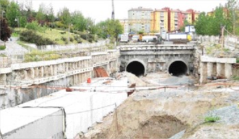 Metro Ortada Kaldı