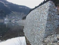 Uzungöl'ün Çevresindeki Duvar Traşlanacak