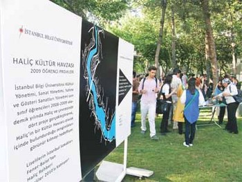 Gençler Haliç'te Geziniyor
