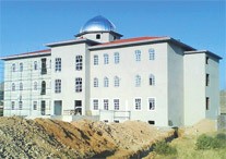 "Şuurlu, Şahsiyetli, Milli ve Kubbeli Okul Binası"