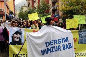 Tuncelili Kadınlardan Munzur'a Baraja Zincirli Protesto