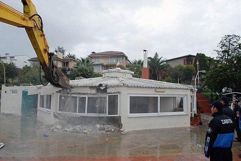 Tuzla Sahili Yıkılıyor