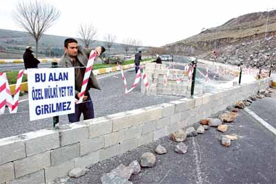 Çevre Yoluna Briket Duvar Örüldü