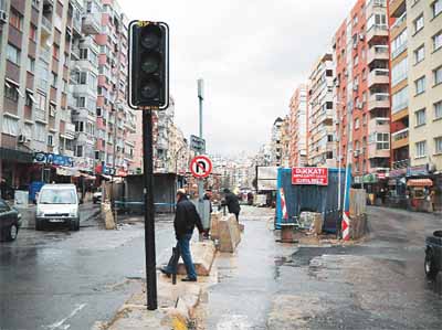 İzmir Metrosunda Çıkış Görünmez Oldu