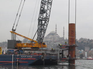 Haliç'e Metro Köprüsünde Kazıklar Çakılıyor
