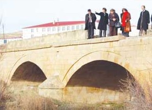 Tarihi Köprü Bakımsızlıktan Çürüyor