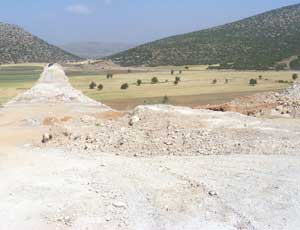 Göl Ortasına Yol Yapıyorlar...