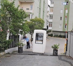 Site Sakinleri Belediyeye Dava Açtı, Zabıta Kapıya Duba Koydu