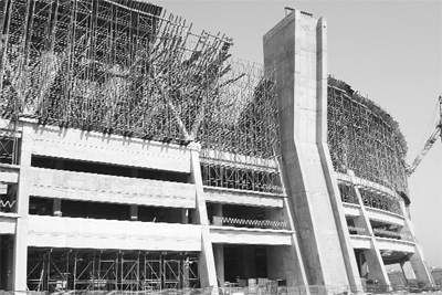 Cim Bom'un Yeni Stadında 1.90'lık Seyirci Arkasındakinin Görüşünü Kapatamayacak