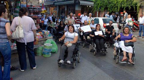 Kaldırımlarda İnsandan Başka Her Şeye Yer Var
