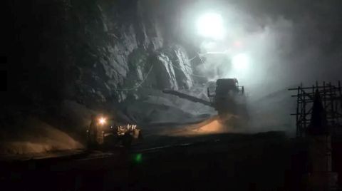 İnşaat Nedeniyle Yol Çöktü, 4 Bina Boşaltıldı