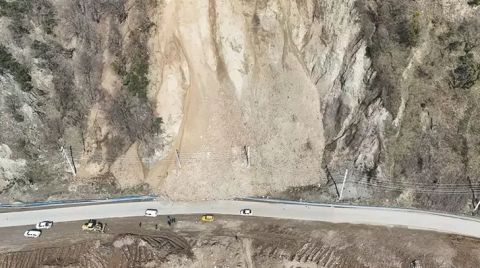 Düzce'de Heyelan; Yol Trafiğe Kapatıldı