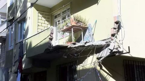 Pendik’te Balkonu Çöken Bina Boşaltıldı