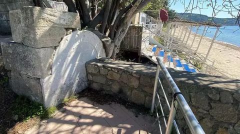 Tarihi Çeşme Taşı, Duvarın İçinde Kalmış