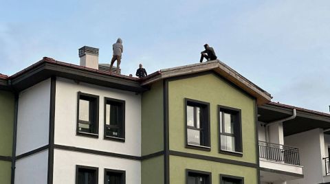 Ücretleri Ödenmeyen TOKİ İşçileri Çatıya Çıktı