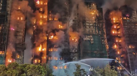 Hong Kong'daki Gökdelen Yangını Durdurulamıyor