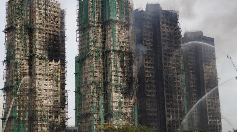 Hong Kong'daki Yangında Hayatını Kaybedenlerin Sayısı 128’e Yükseldi