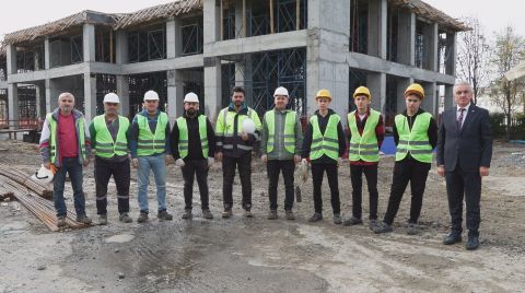 Meslek Lisesi Öğrencileri, Yeni Okul Binasının Elektrik Tesisatını Yapıyor