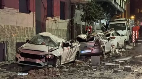 Boşaltılan Binadan Dökülen Parçalar Araçların Üzerine Düştü