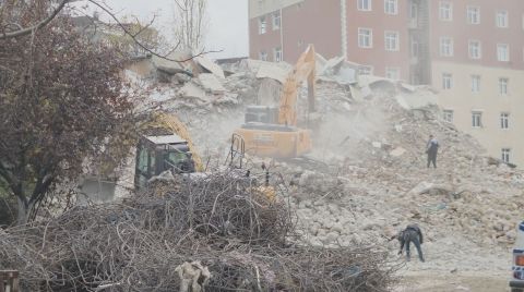 Beylikdüzü'nde 10 Katlı Bina Yıkım Sırasında Çöktü