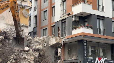 Yıkım Sırasında Dökülen Beton Parçaları Yanındaki Binaya Zarar Verdi