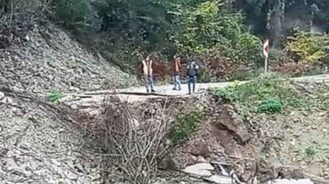 Cide-İnebolu Kara Yolu, Heyelan Nedeniyle Ulaşıma Kapatıldı