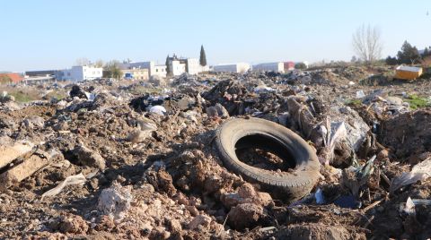 Boş Araziye Moloz Dökülmesine Tepki Gösteren Mahalleli, Çözüm Bekliyor