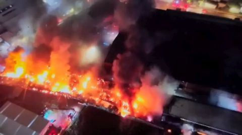 Esenyurt'ta Yapı Malzemeleri Fabrikasında Yangın