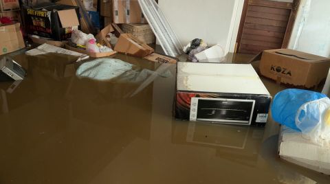 20 Gün İçerisinde 3 Kez Çöken Yol Toprakla Dolduruldu; Bodrum Katı Su Bastı