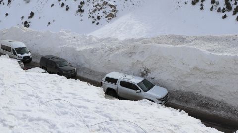 Çığ Nedeniyle Kapanan Van-Çatak Kara Yolunda Ulaşım Tek Şeritten Verilmeye Başlandı