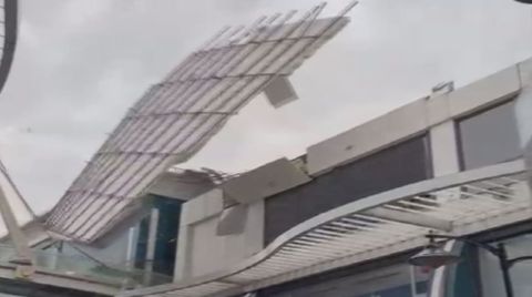 Avcılar'da Rüzgar Nedeniyle İş Merkezinin Cephe Kaplaması Uçtu
