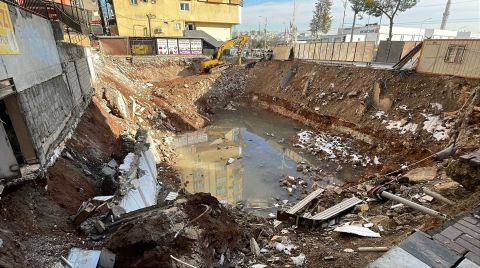 Temel Kazısında İstinat Duvarı Çöktü; 150 Kişi Tahliye Edildi