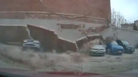 Eskişehir'de Metruk Binanın Duvarı Araçların Üzerine Devrildi