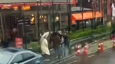 Şehir Plancısı Kadın Fırtınada Devrilen Tabelanın Altında Kaldı