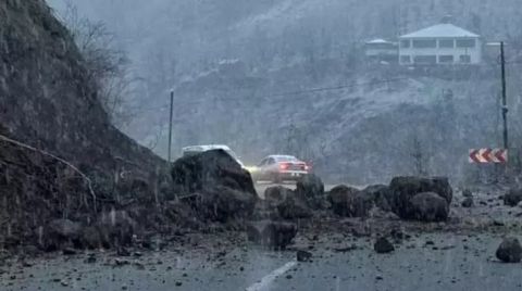 Trabzon'da Heyelan; Kaya Parçaları Yola Düştü