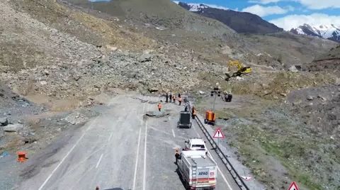Uyarılara Rağmen İnşa Edilen Tesisin Üstüne Yol Çöktü