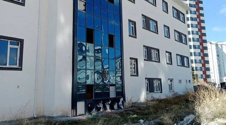 Bağışlarla Yapılan Okul Projesi de Yarım Kaldı